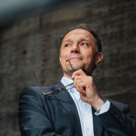 Unternehmensporträts von Ralf Willrett, Geschäftsführer der Würzburger Versorgungs- und Verkehrs-GmbH (WVV). Fotograf Michael Pogoda porträtierte ihn an verschiedenen Orten in Würzburg und hielt dabei Persönlichkeit und berufliche Verantwortung fest.
